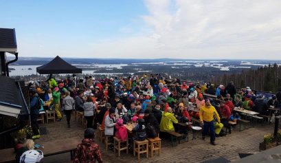 Busy Panorama bar on top of the slopes